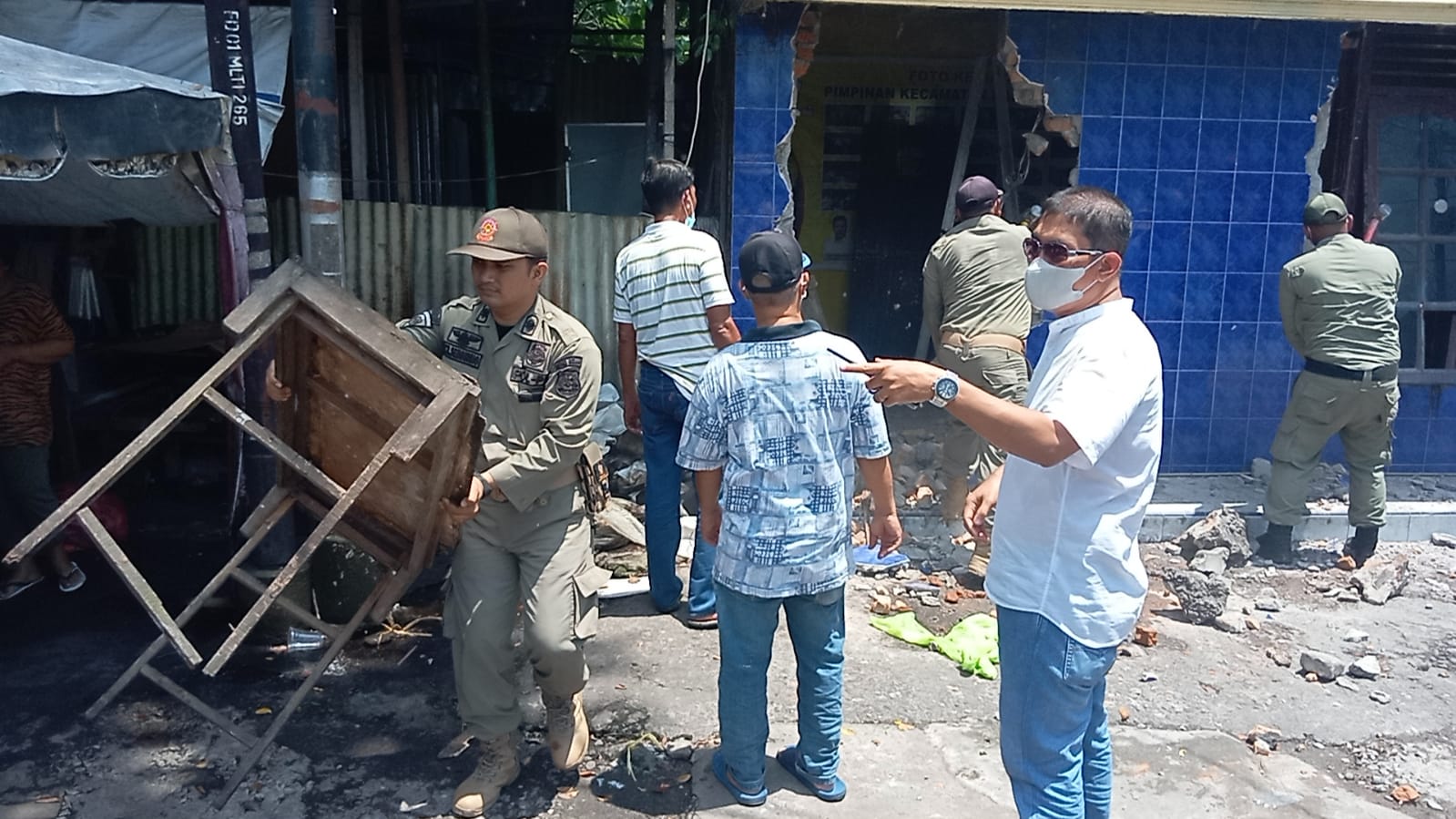 Pembongkaran Bangunan liar diatas jalan Saluran drainase, Pos Organisasi Kemasyarakatan dan Pemuda (OKP) diwilayah Kecamatan Medan Maimun